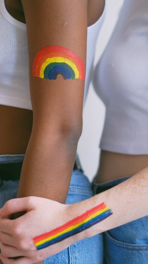 两人与同性恋骄傲人体彩绘 · 免费素材视频