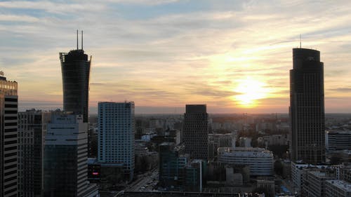 日落时拍摄的高层建筑的无人机画面 · 免费素材视频