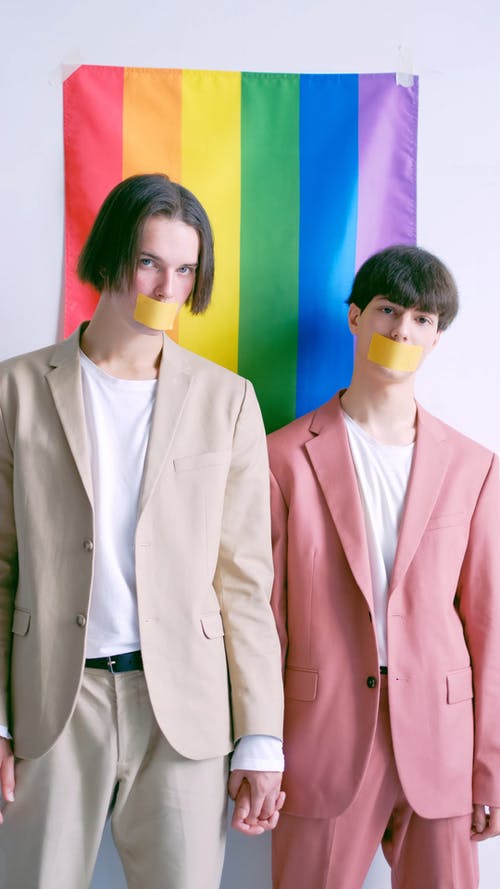 两名男子站在同性恋骄傲旗帜前 · 免费素材视频