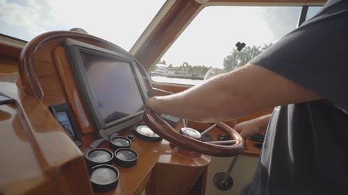 船舱内方向盘上的船长 · 免费素材视频
