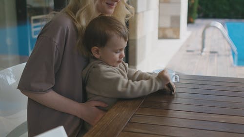 有关儿子, 儿童, 坐的免费素材视频