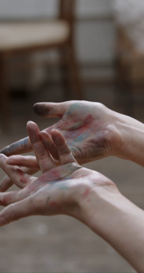 画家手上的油漆残渣 · 免费素材视频