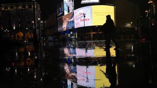 人们在雨夜里走在伦敦的街道上 · 免费素材视频