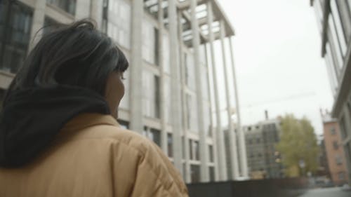 自由自在地走在大街上的女人 · 免费素材视频