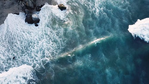 大浪冲到岸边的无人机视图 · 免费素材视频