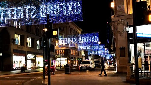 一个电子圣诞节广告牌，照亮了道路的中心 · 免费素材视频
