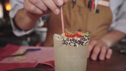 鸡尾酒饮料的精美呈现 · 免费素材视频