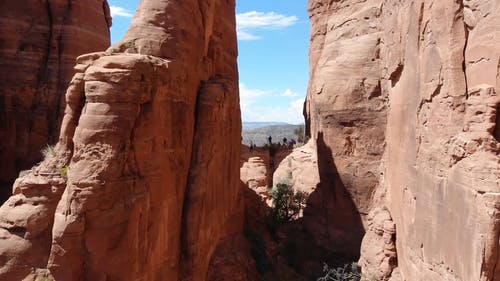 一群人在一次户外冒险远足山岩 · 免费素材视频