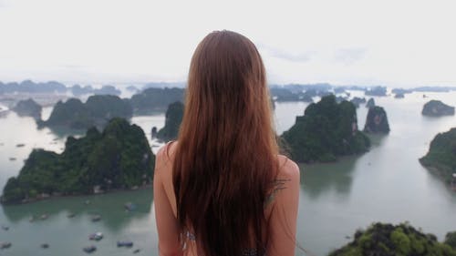 一个女人站在山顶上，享受群岛景观 · 免费素材视频