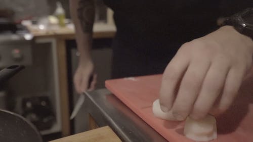 男人在厨房里切食物 · 免费素材视频