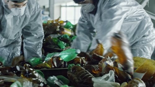 在一家塑料厂工作的人们回收 · 免费素材视频