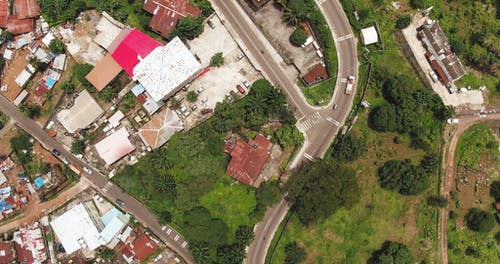 使用无人机的小镇的顶视图镜头 · 免费素材视频