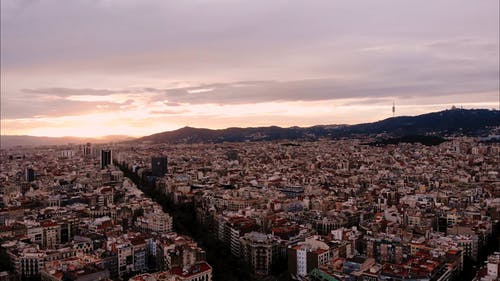 日落时城市鸟瞰图 · 免费素材视频