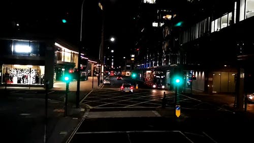 城市夜间驾驶 · 免费素材视频