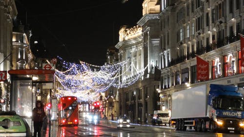 圣诞灯装饰挂在伦敦摄政街的延伸 · 免费素材视频