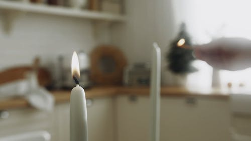 用棍子火柴点燃蜡烛 · 免费素材视频