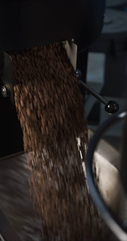使用机械加工咖啡豆 · 免费素材视频