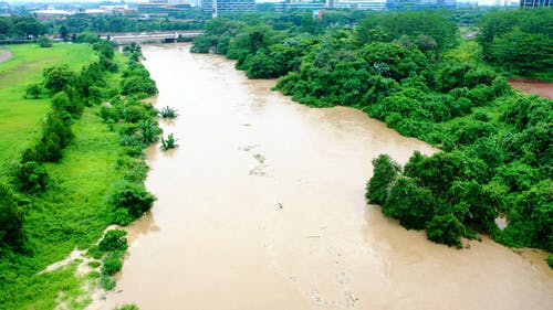 黑河沿岸的基础设施建设 · 免费素材视频