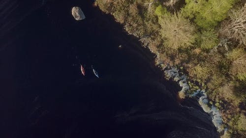 两人在空中划皮艇 · 免费素材视频