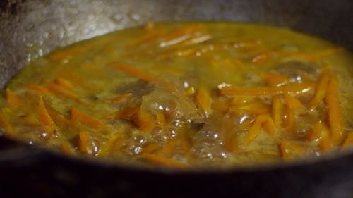 在铁锅里煮南瓜棒菜 · 免费素材视频