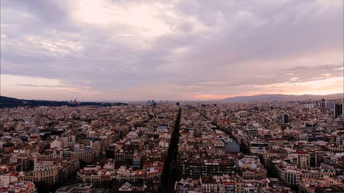 多云的天空下的建筑物和房屋的鸟瞰图 · 免费素材视频