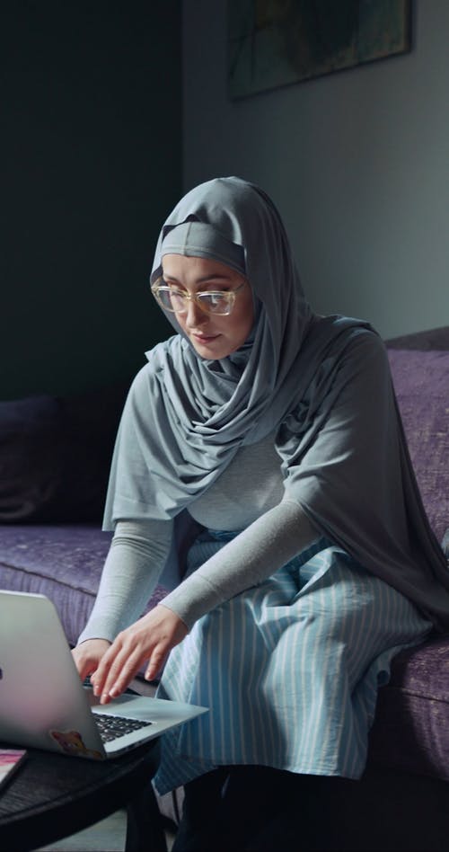 盖头在笔记本电脑上打字的女人 · 免费素材视频