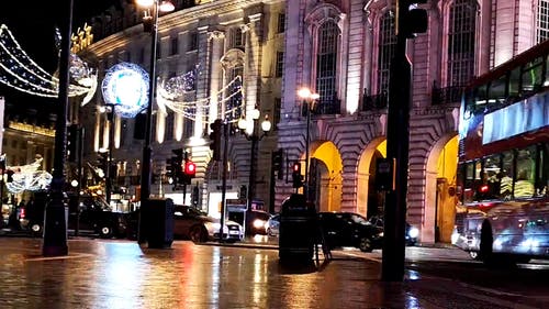 伦敦一幢大厦前的圣诞灯装饰 · 免费素材视频
