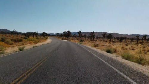 在广阔的沙漠土地上建造的旅行之路 · 免费素材视频