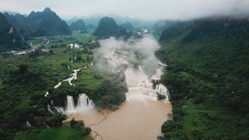 在有雾的日子与瀑布景观航拍 · 免费素材视频