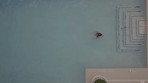 某人在游泳池的顶视图镜头 · 免费素材视频