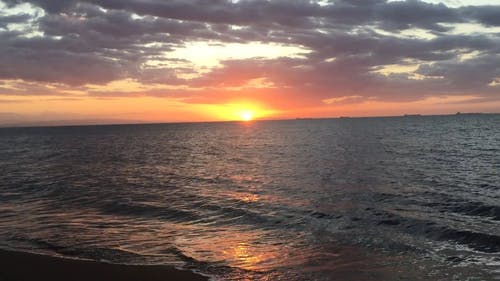 日落和海浪的镜头 · 免费素材视频