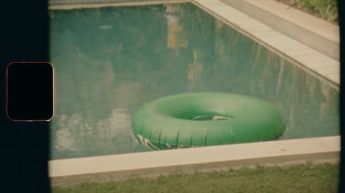 漂浮在游泳池中的空气救星的老镜头 · 免费素材视频