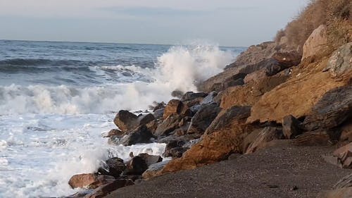 海浪撞击岩石形成 · 免费素材视频