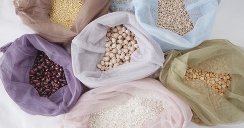 抽绳袋由可重复使用的布料制成，用于谷物和豆类的存放 · 免费素材视频
