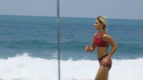 在海边慢跑的女人 · 免费素材视频