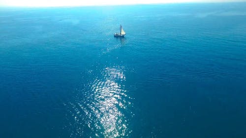 一艘帆船在大海中 · 免费素材视频