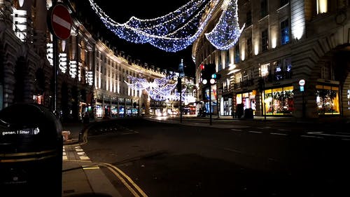 圣诞灯饰挂在伦敦街的延伸上方 · 免费素材视频