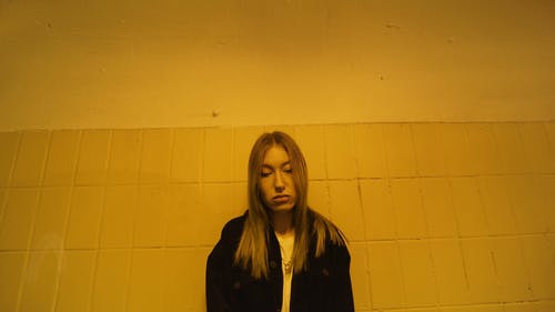 一个女人站在混凝土墙前 · 免费素材视频