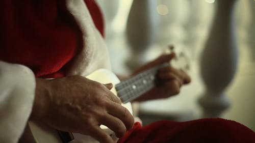 一个人演奏ukelele吉他 · 免费素材视频