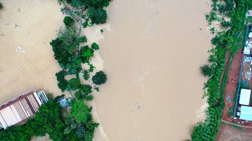 导致洪水泛滥的河流的无人机画面 · 免费素材视频