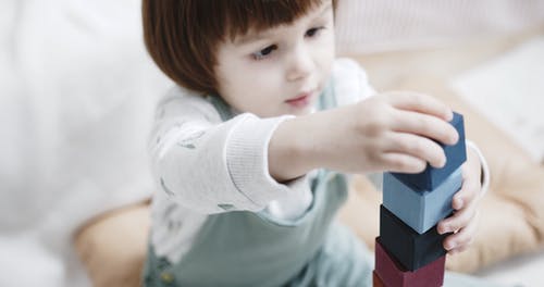 一个小女孩在玩积木 · 免费素材视频