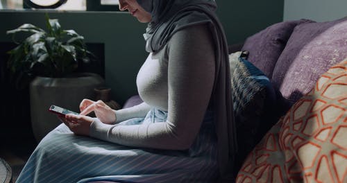 一个女人在家中使用她的手机 · 免费素材视频