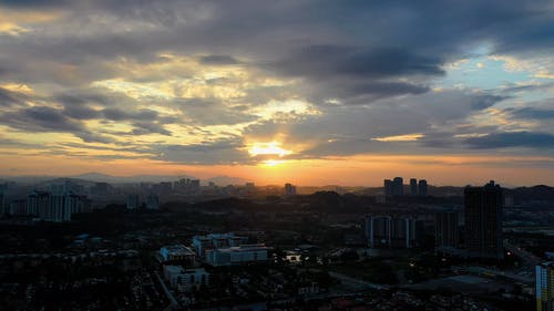 在夕阳的天空的颜色下城市线的无人机画面 · 免费素材视频