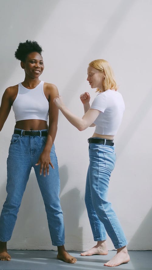 两个女人跳舞和拥抱 · 免费素材视频