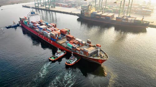 货物集装箱船在港口 · 免费素材视频