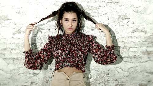 一个女人在不同的姿势拍照 · 免费素材视频