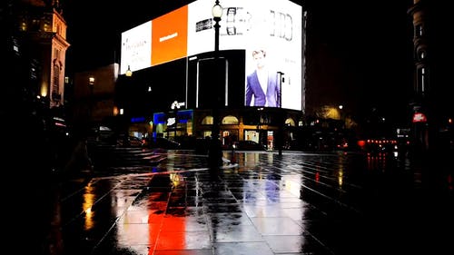 电子广告牌晚上照亮伦敦的街道 · 免费素材视频