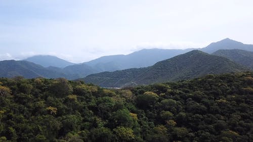 山脉包围的湖谷的无人机画面 · 免费素材视频