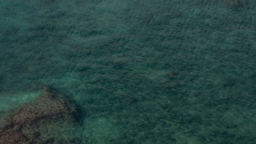 海面与岩石可见在海底的航拍画面 · 免费素材视频