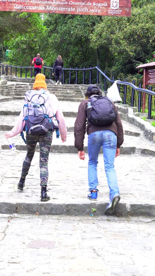 有关（顶部有小羊毛球的）羊毛帽子, 一对, 一起的免费素材视频